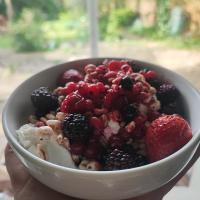 Yogurt bianco con frutta e cereali