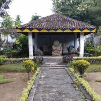The Enchantment of the Blitar's Statue