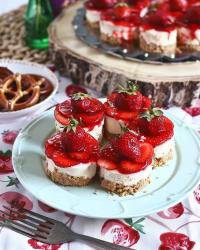 Strawberry Pretzel Salad Cheesecake 😍🍓