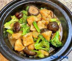 Claypot Chicken with Mushrooms and Broccoli