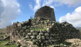 From the Nuraghe to the Etruscans: two civilizations compared
