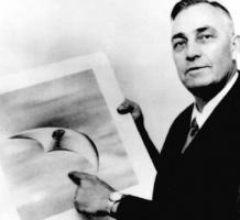 Pilot Kenneth Arnold reports in 1947 a series of unidentified flying objects near Washingtons Mount 