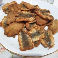 Sardine fritte con procedimento deliscamento sardina