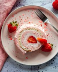 Strawberry Cake Roll dessert 🍓🍰