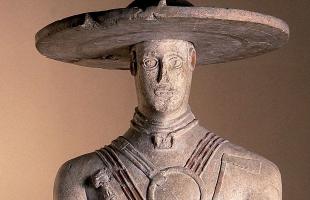 The warrior of Capestrano: an ancient astronaut?