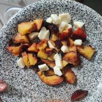 Salad of peaches and scamorza