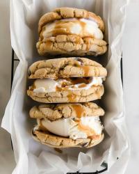 Vanilla Caramel Swirl Ice Cream Sandwiches 🍨🍪