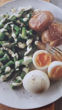 Patate novelle croccanti con asparagi, uova e dressing allo yogurt e senape