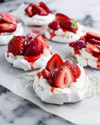 Strawberry Cheesecake Mini Pavlovas 🍓🍰