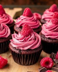 Chocolate Raspberry Cupcakes dessert  🍫🧁