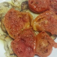 Pomodori alla saporita, aglio e melanzane fritti