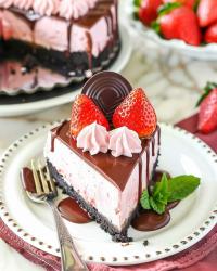 Chocolate-Covered Strawberry Cheesecake 🍫🍓