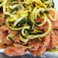 Spaghetti di zucchine e salmone affumicato