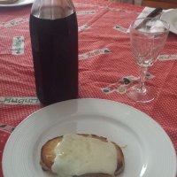 Sapori  di Sardegna: formaggio fuso,  cifraxiu e un bicchiere di vino rosso