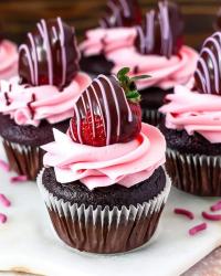 Chocolate-Covered Strawberry Cupcakes 🍫🍓