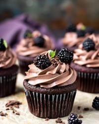 Dark Chocolate Cupcakes with Whipped Blackberry Mascarpone Filling 🧁🍫