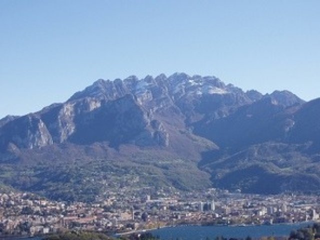 Veduta del Resegone, sul lago di Como