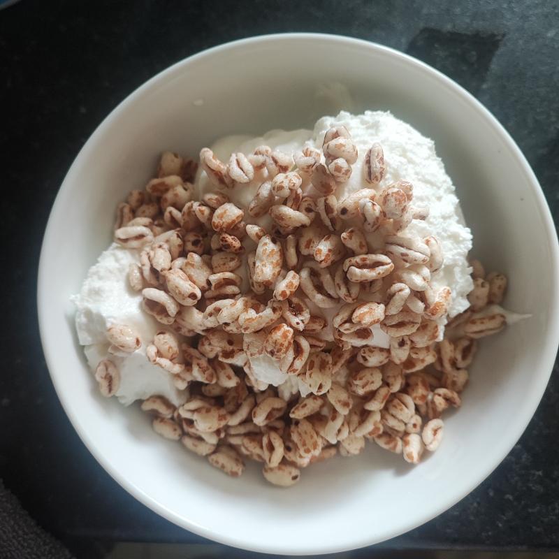 In a bowl prepare your plain yogurt and your cereal, in this case I used Italian ' farro soffiato al
