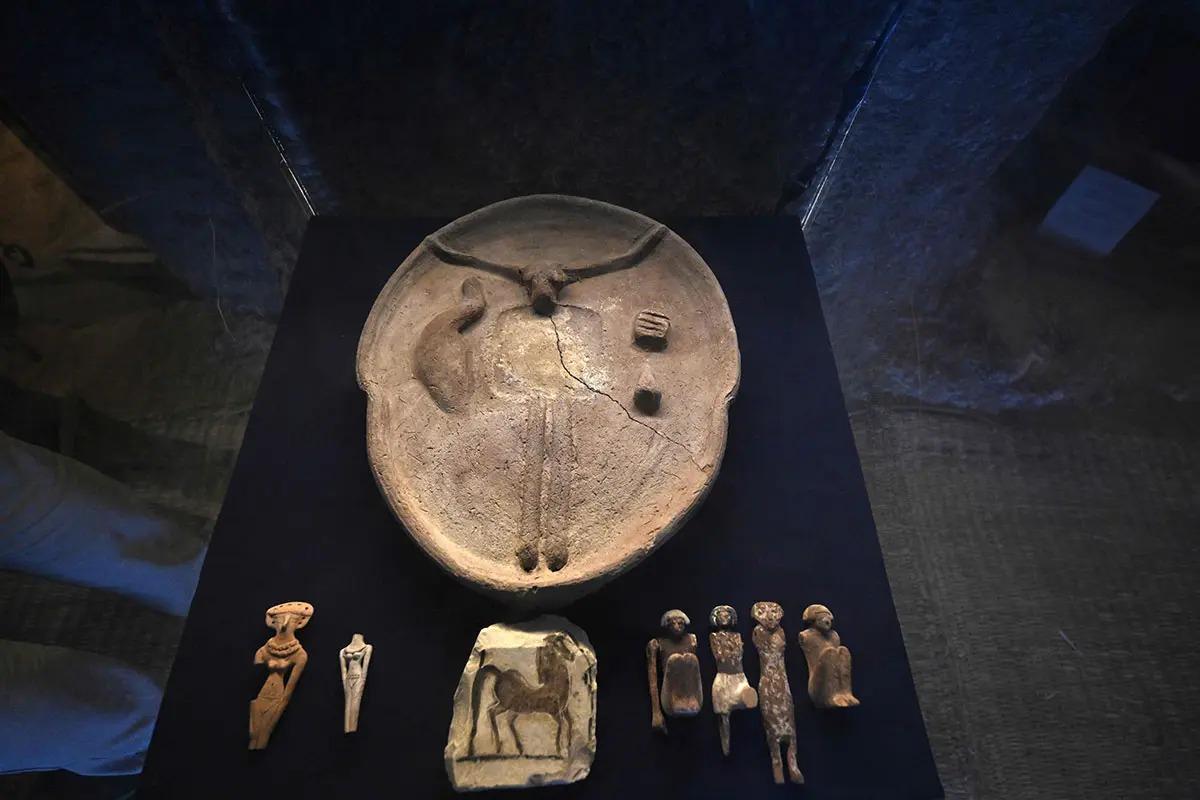 Discovered in Luxor Ancient Tombs and Funerary Wells • Neperos