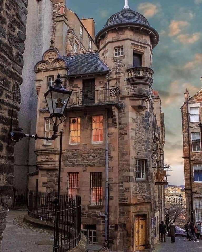 Edinburgh, Scotland is like a real life Harry Potter World 🖤