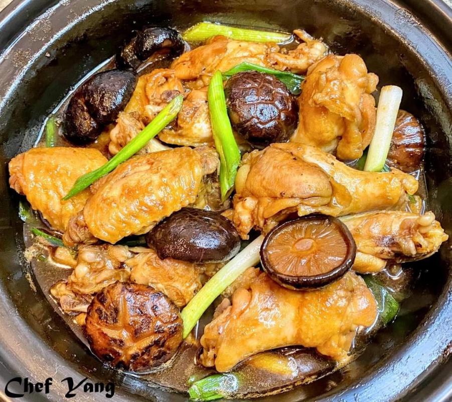 Braised Chicken Wings with Shiitake Mushrooms in Oyster Sauce 蠔油冬菇炆雞翼