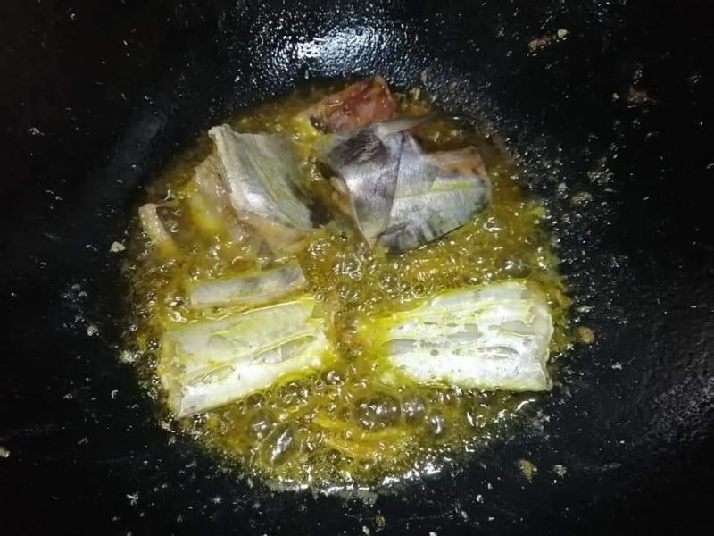 Braised hairfish with fermented glutinous rice (糟辣带鱼)
