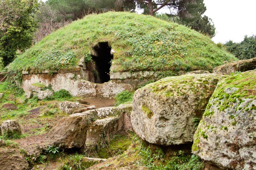 From the Nuraghe to the Etruscans: two civilizations compared