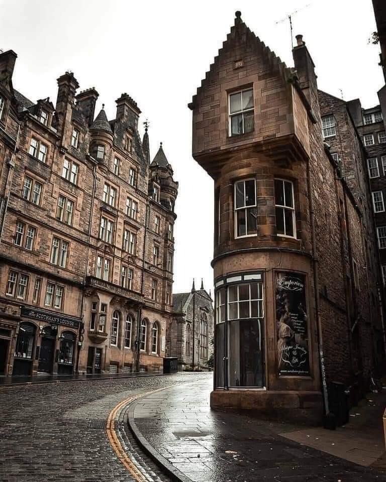 Edinburgh, Scotland is like a real life Harry Potter World 🖤