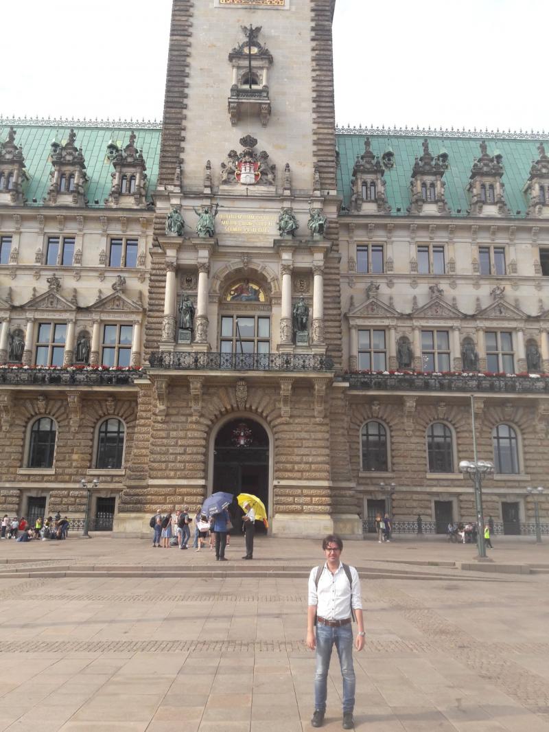 The front facade of the Hamburg Rathaus building