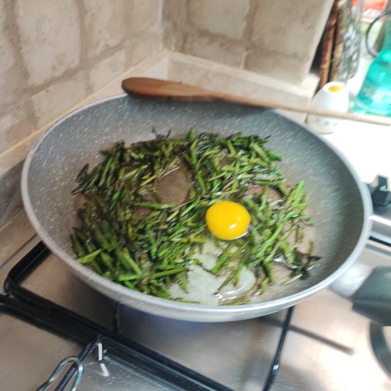 Aggiungere le uova direttamente in padella e sbattere