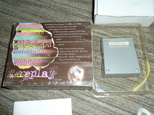 On the back of the cartridge a parallel connector is present.
