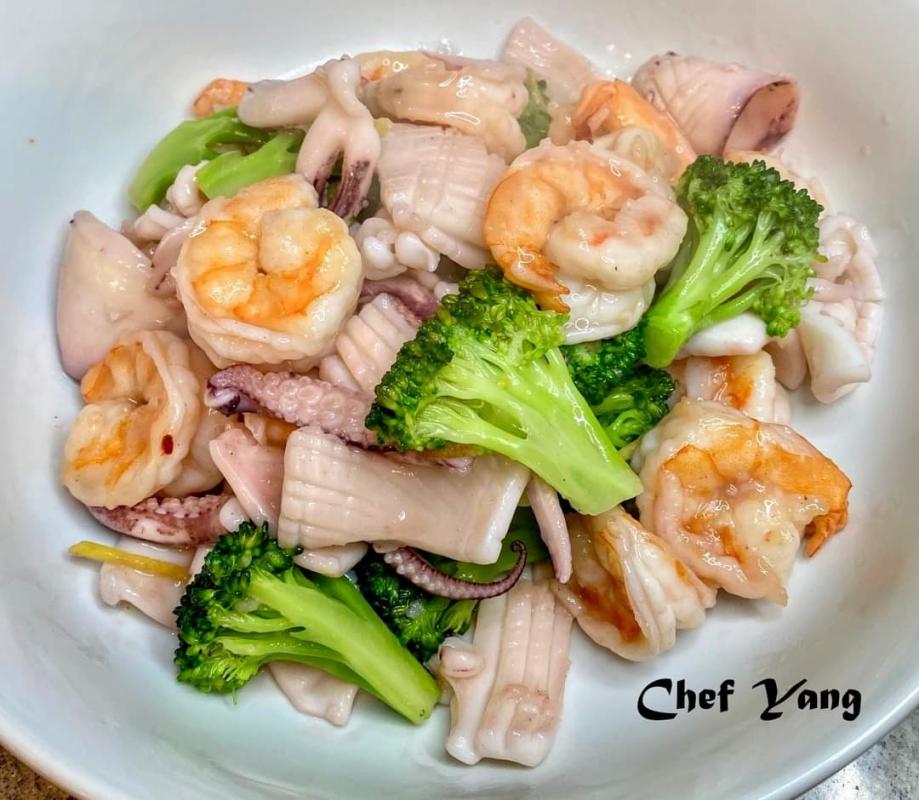 Sautéed Prawn and Squid with Broccoli • Neperos