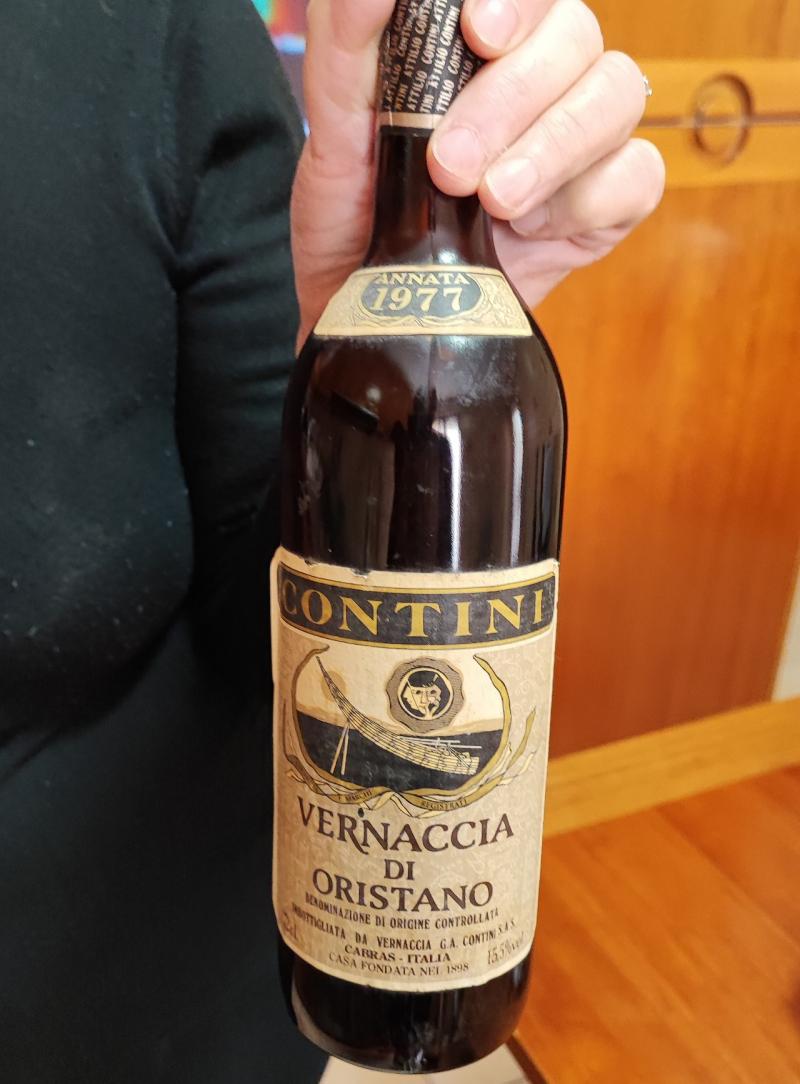 bottiglia di vino vernaccia di Oristano del 1977.