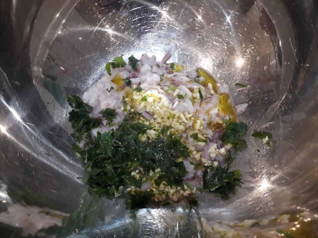 Add olive oil, minced garlic, minced parsley and a little of salt