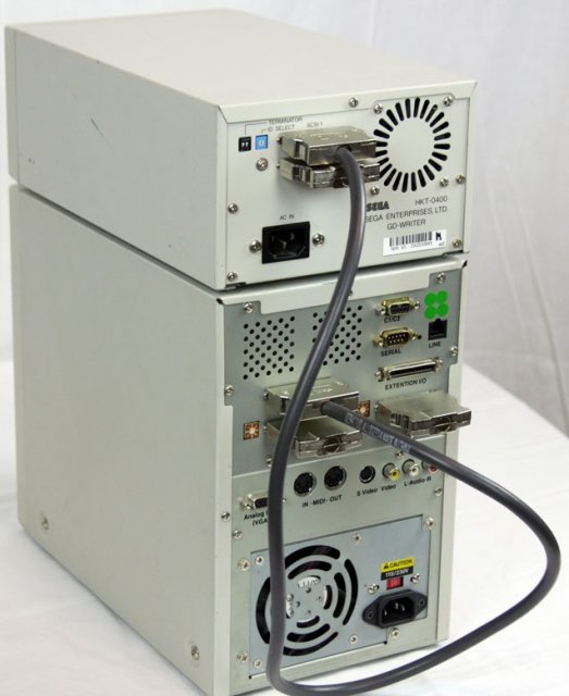 HKT-01 unit and the HKT-0400 unit connected with a SCSI cable.
