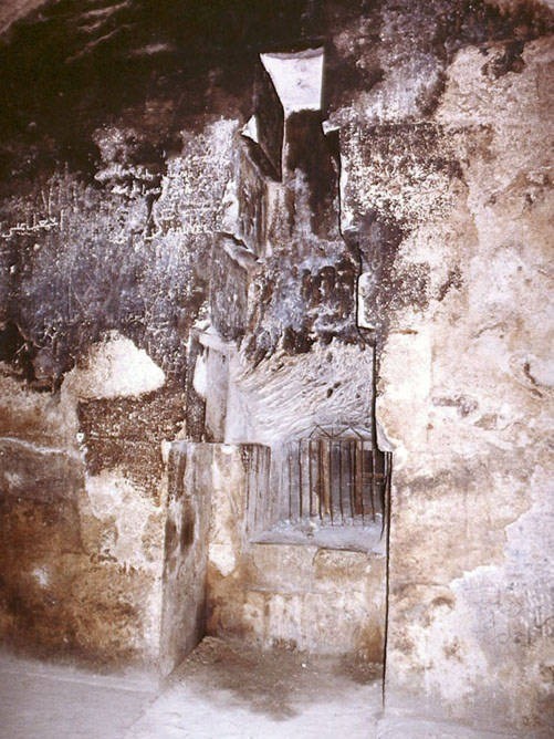 The Niche in the Queen's Chamber.