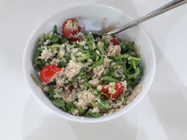 Couscous with Tomatoes and Rocket: Easy Workplace Preparation