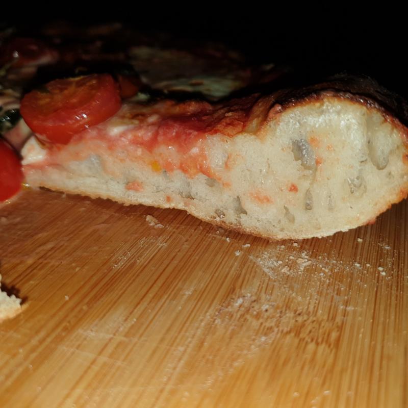Pizza con mozzarella olio pomodoro ciliegina e basilico 
