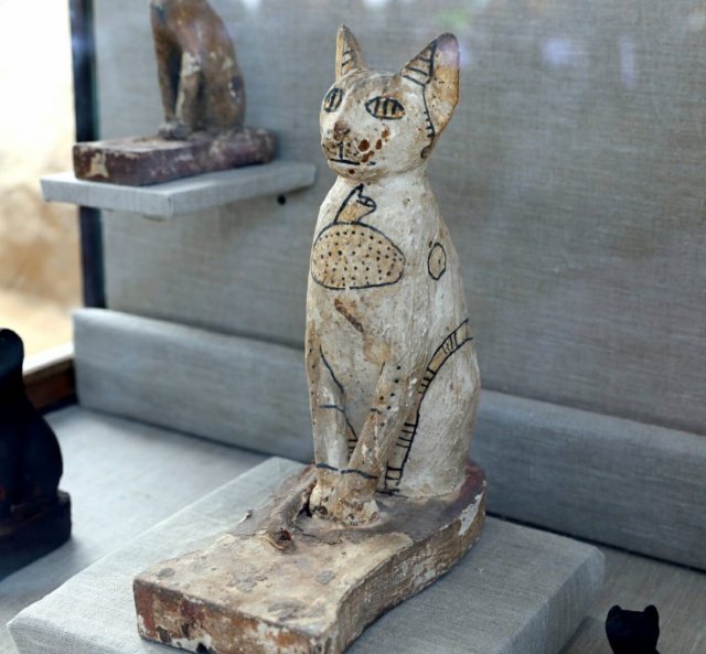 A statue of a cat.