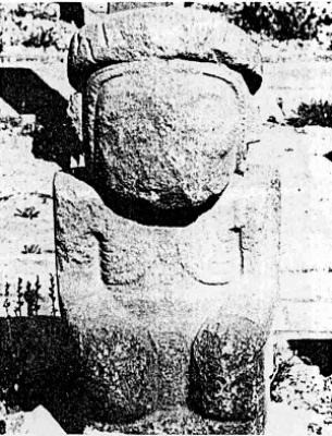 Another monolith discovered by Max Portugal in 1948 in Pokotia.
