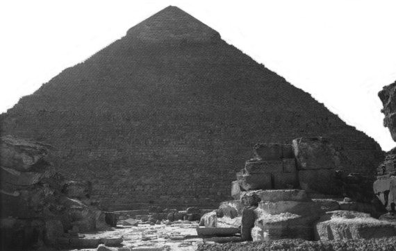 Fig. 11: Khafre's mortuary temple at the foot of the pyramid, with the heavily eroded cyclopean bloc