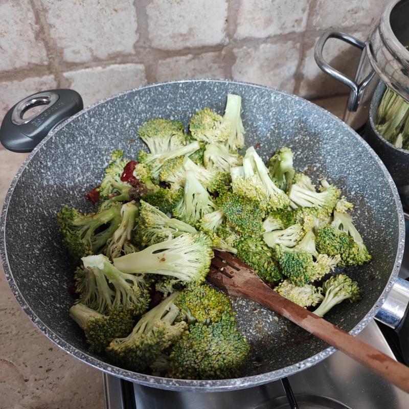 Pasta al farro con broccolo e pomodoro sotto sale