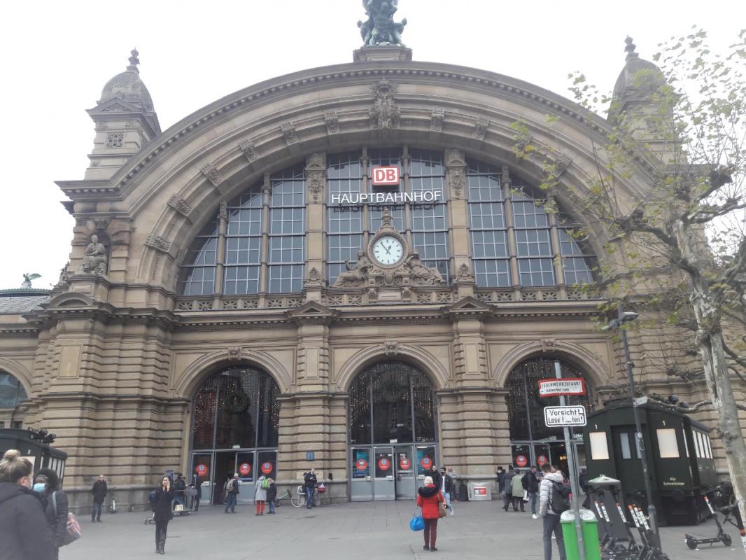 Frankfurt Hauptbahnhof (Frankfurt train main station)