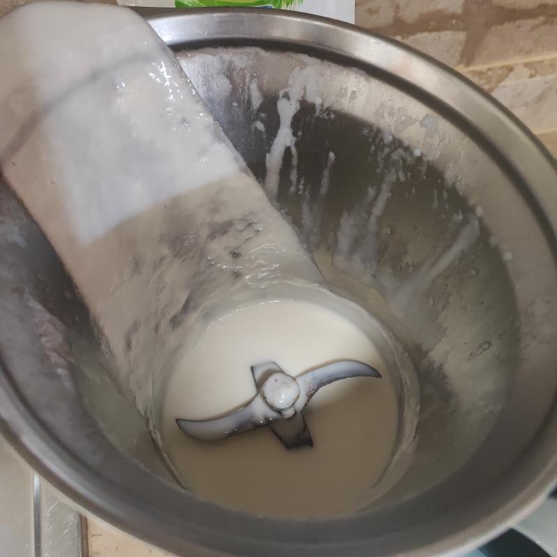Preparare la besciamella con latte, burro, farina e noce moscata