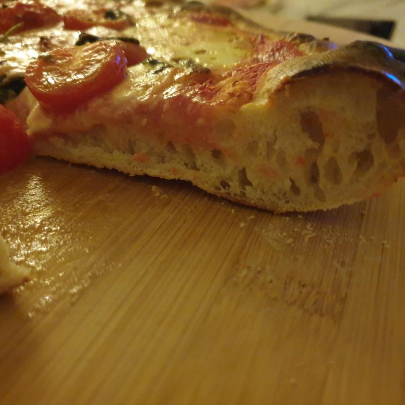 Pizza con mozzarella olio pomodoro ciliegina e basilico 