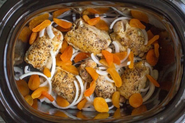 Slow cooker apricot chicken (+ video)