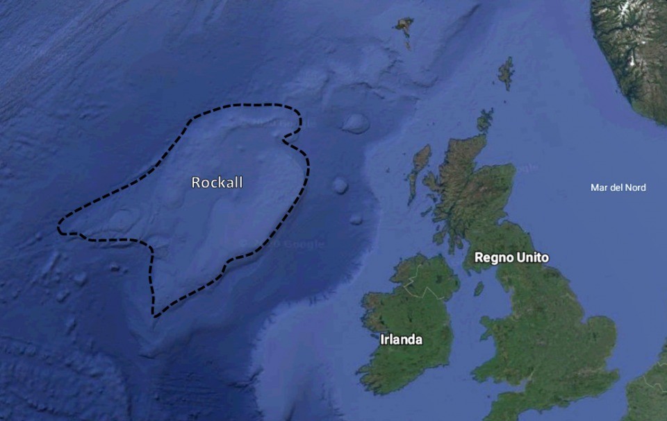 Through Google Earth it is possible to notice a vast submerged region in the north-west of Ireland. 