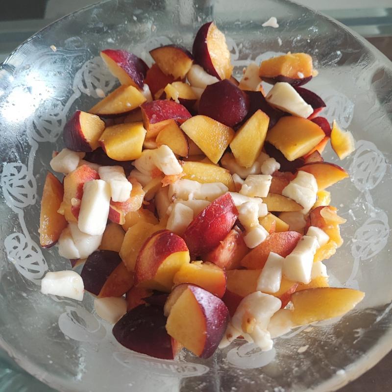 Salad of peaches and scamorza