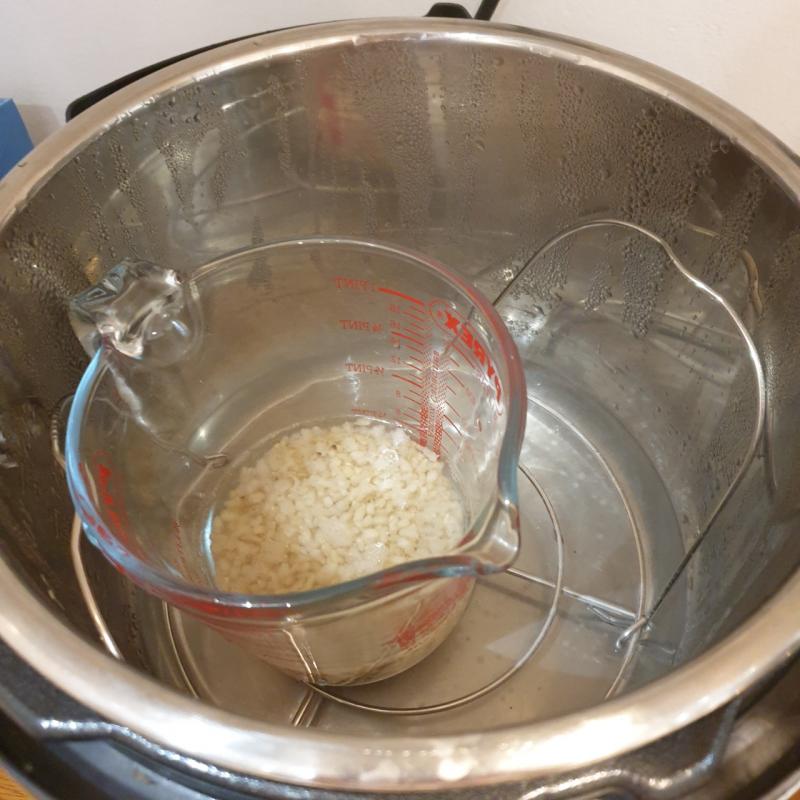 Ricordati di mettere almeno 250ml di acqua sul fono della pentola oltre a quella del riso