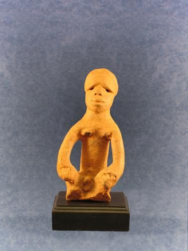 Little seated man, hands on knees. Sokoto statue of approx. 2.000 years, seated position, hands on k